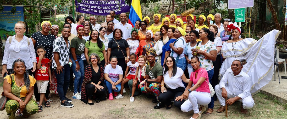 Muchas personas formadas frente a la cámara de un barrio
