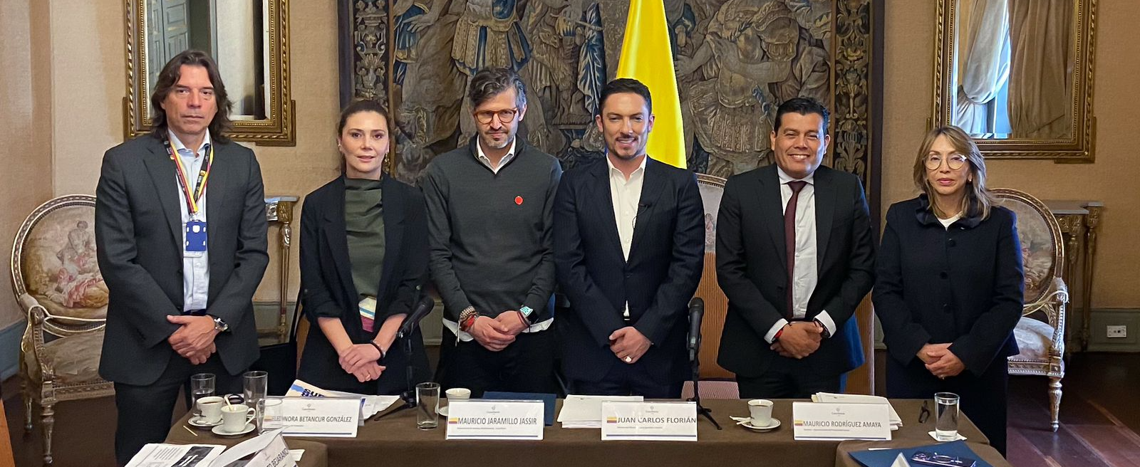 Foto en plan Medio del ministro Juan Carlos Florián con funcionarios del Ministerio de Relaciones Exterioes en uno de los salones del Palacio de San Carlos