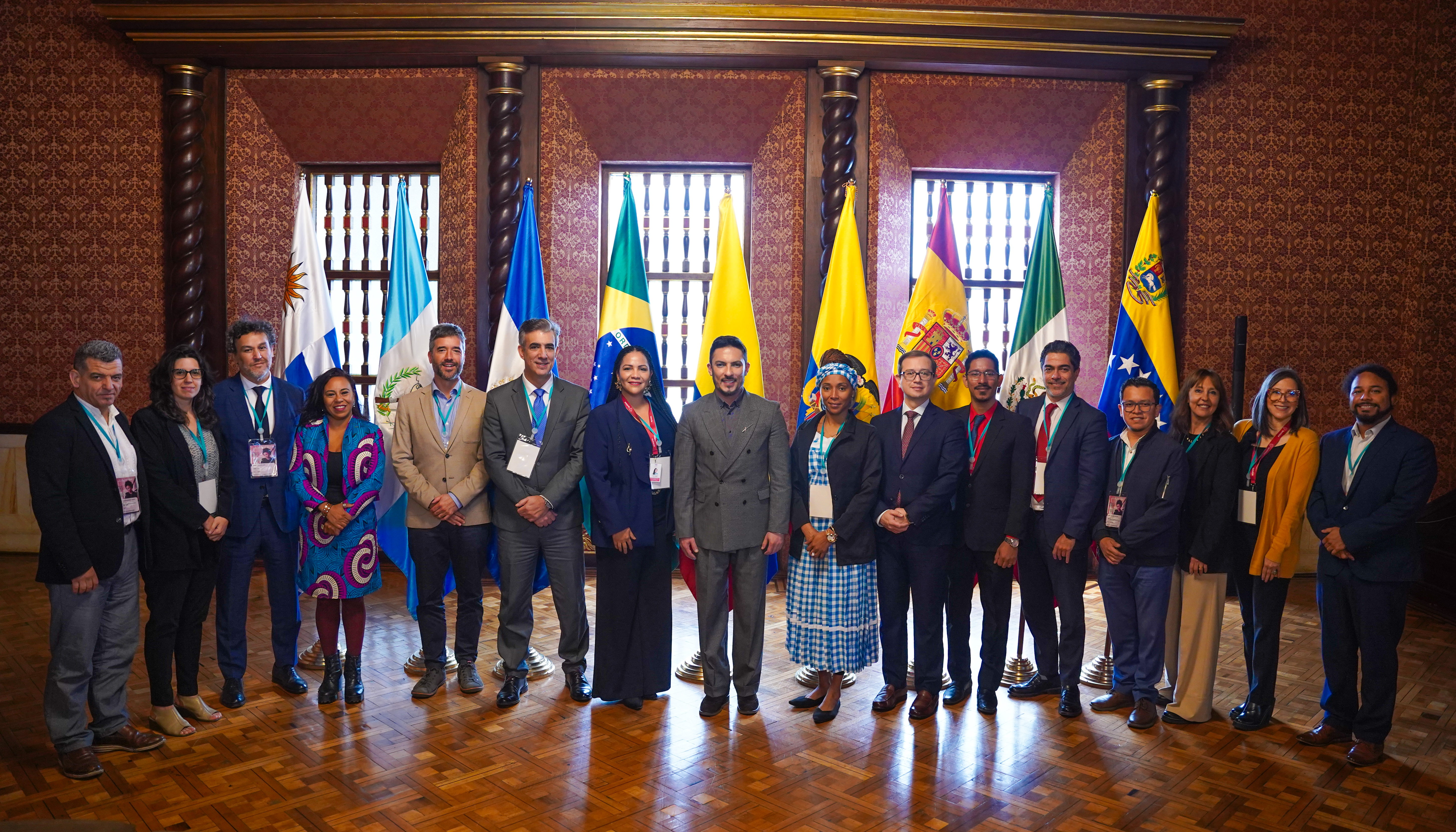 Foto panorámica de un salón donde aparece el ministro Florián acompañado de representantes de la comunidad intenacional en Colombia y de la comunbidad afrocolombiana