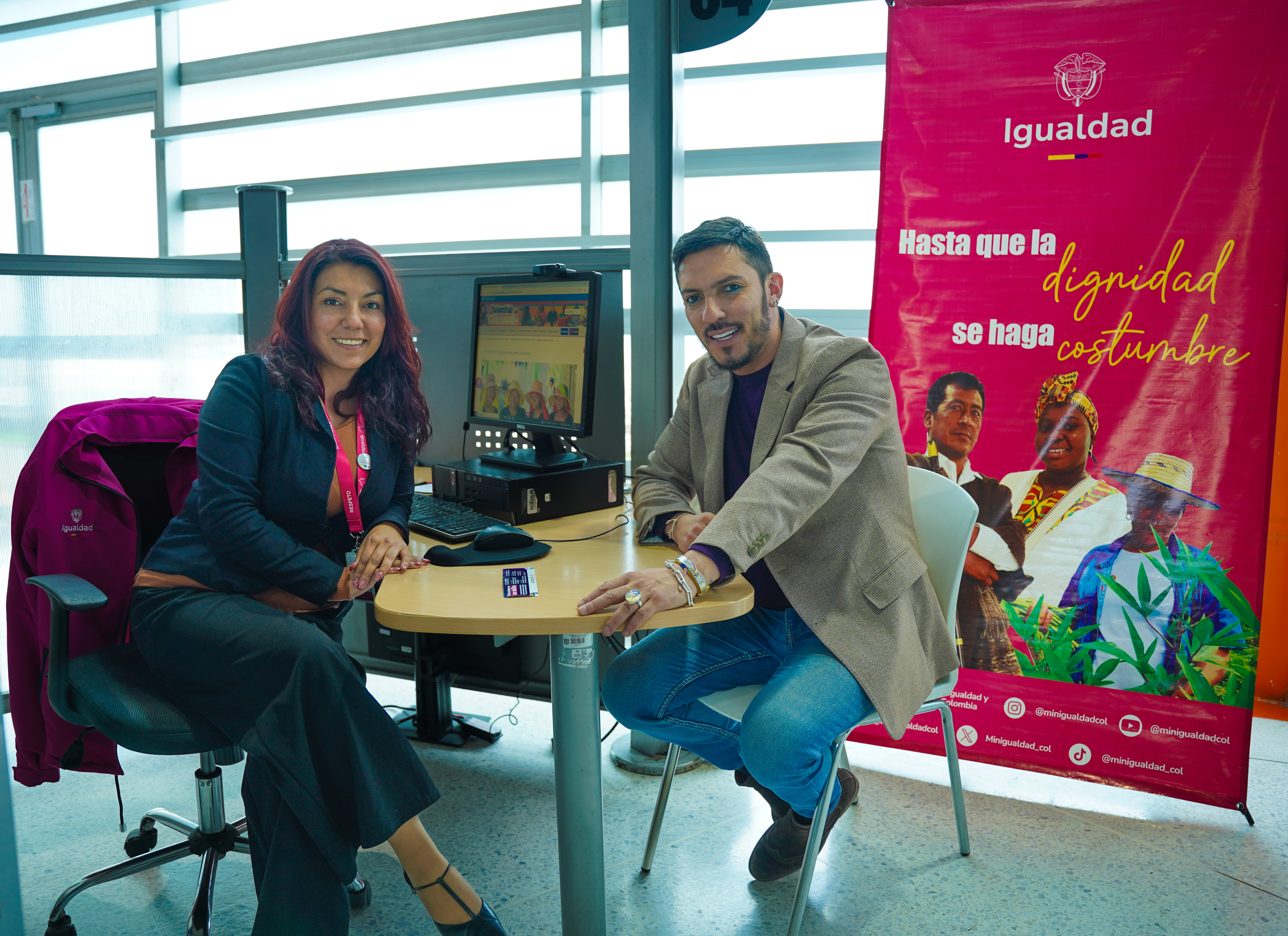 Ministrto Juan Florián, sentado con la Jefa de la Oficina de Relacionamiento con la Ciudadanía en uno de los uevos puntos e atención en un Super CADE de Bogotá