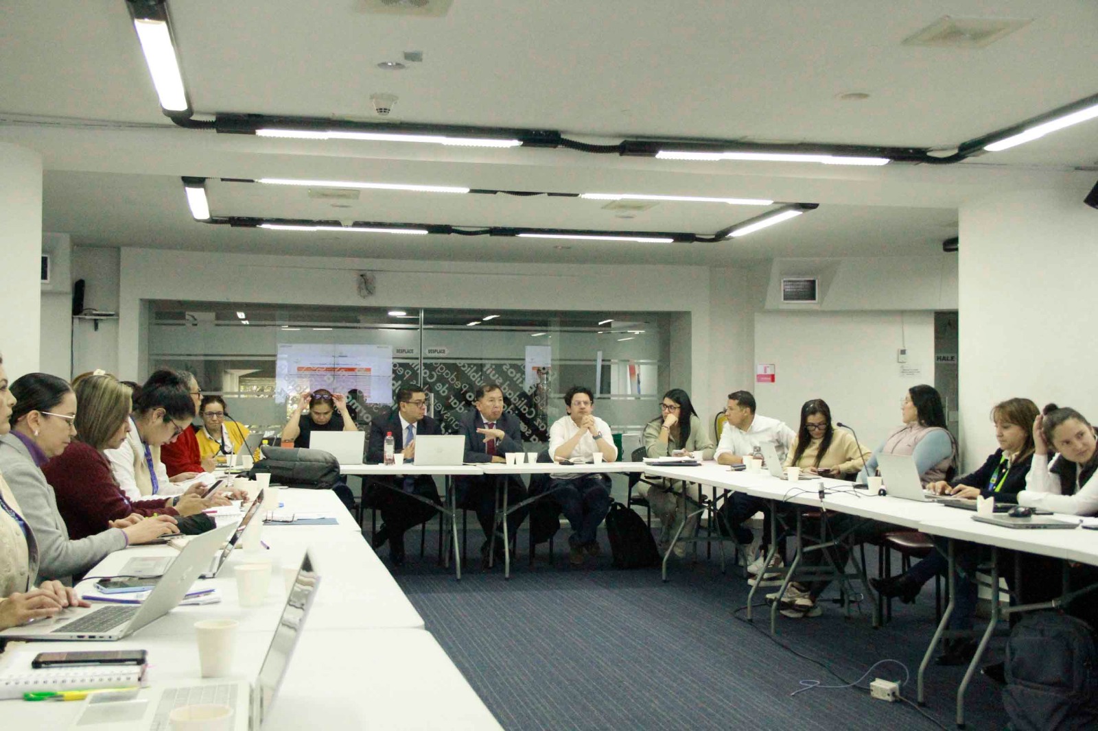 Mujeres de distintas entidades públicas sentadas en la gran mesa de negociación del Acuerdo Nacional Estatal..
