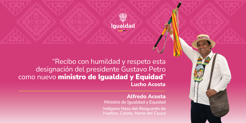 Imagen del nuevo ministro de igualdad y equidad Lucho Acosta, levantando su baston de mando característica de los guardias indígenas. Aparece texto en el que señala que recibe con humildad y respeto la designación del presidente Gustavo Petro