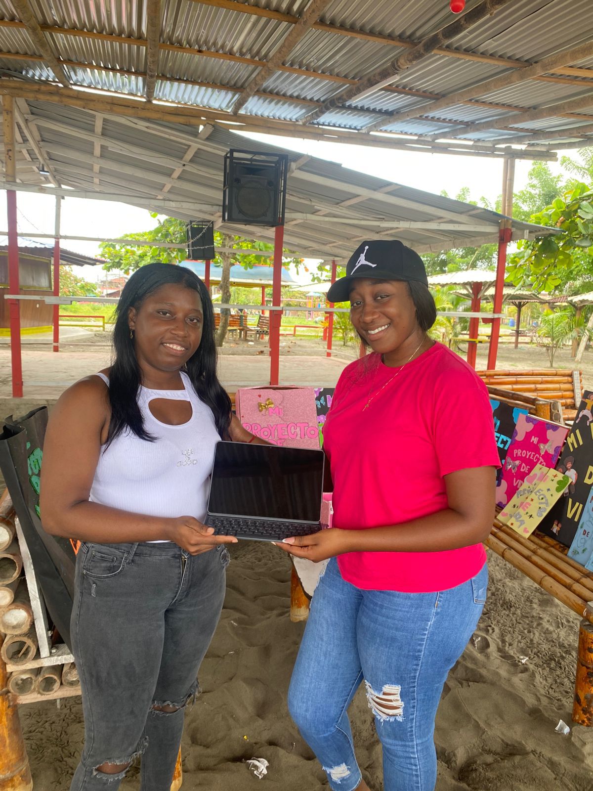 Dos mujeres levantando una tablet 