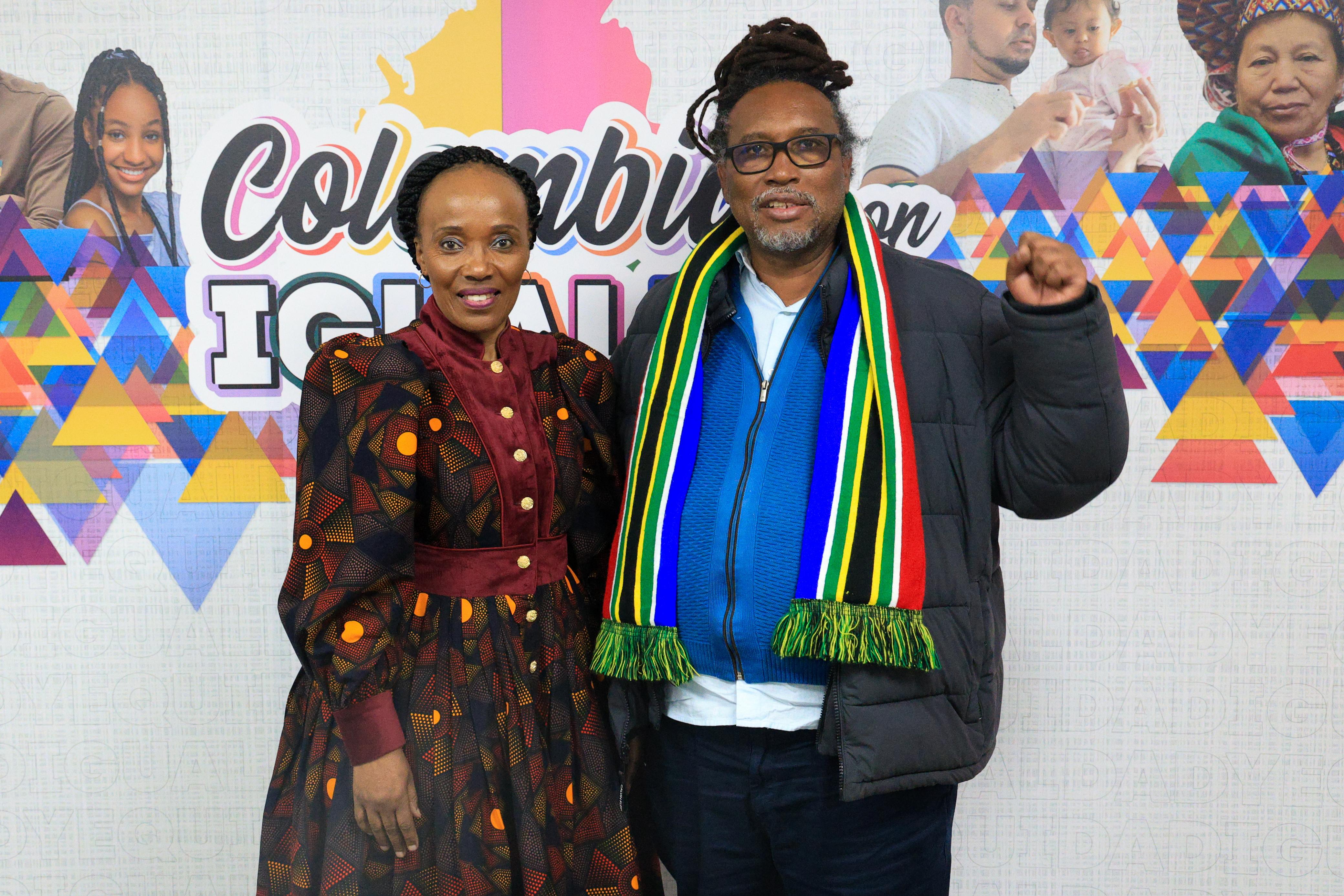 Ministro Carlos Rosero de pie con la ministra sudafricana de la Mujer, la juventud y las personas con discapacidad
