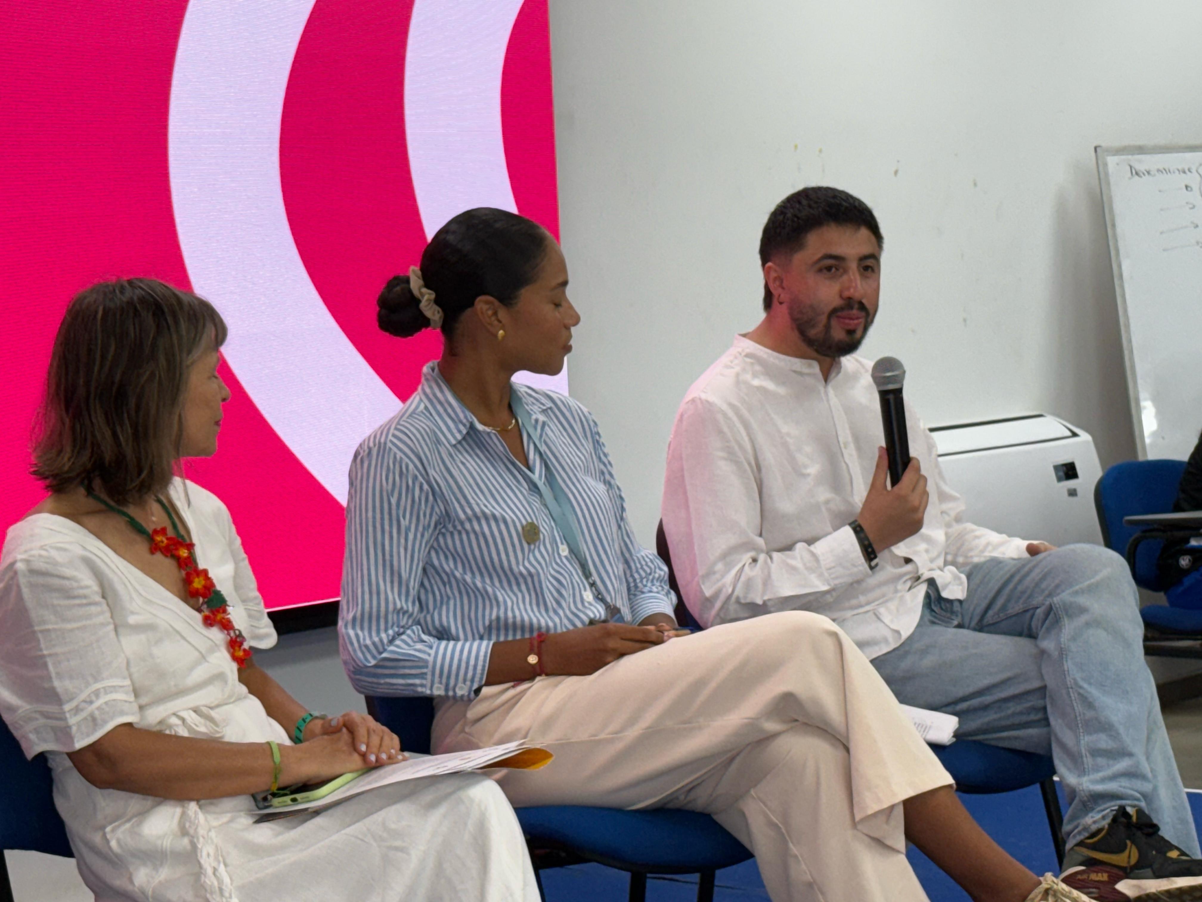 Viceministro de Juventid Pablo Zabala les habla a jovenes del Foro Consultivo de Juventud, Paz y Seguridad en San Andrés islas