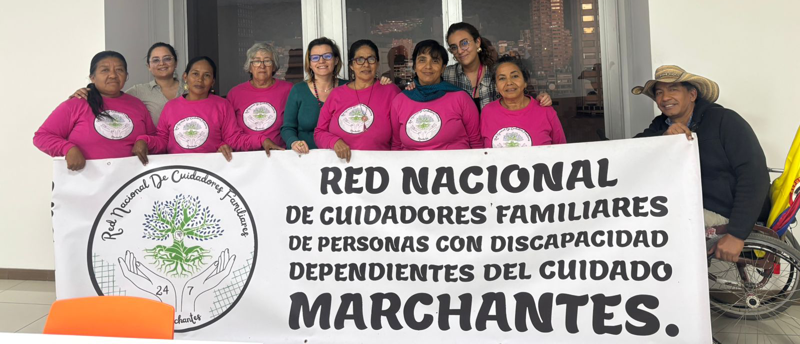 Natalia Salazar, directora del programa del Cuidado en el centro de un grupo de mujeres que cuida a sus familiares con discapacidad
