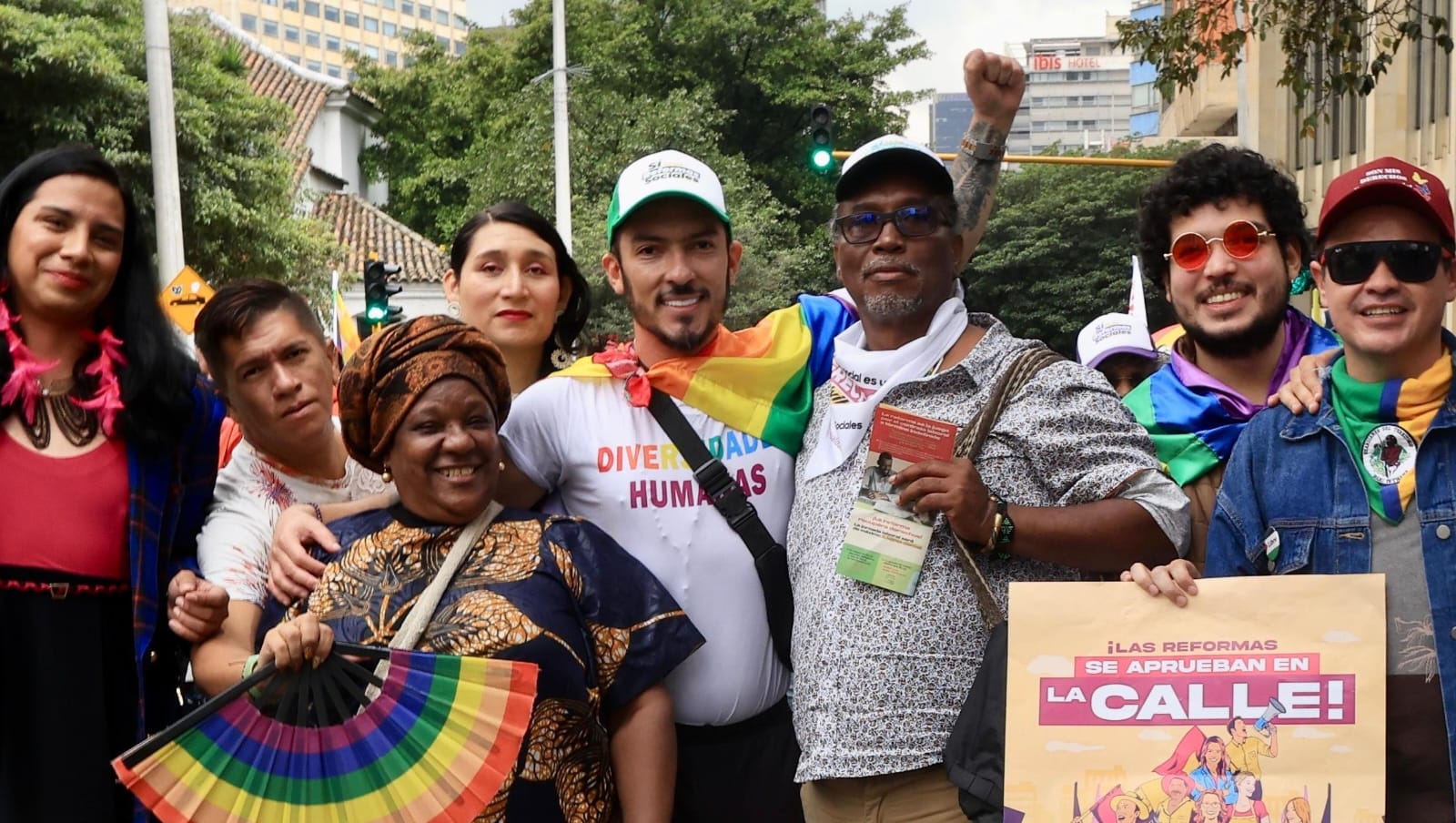 Foto archivo del Ministerio de Igualdad donde aparecen Juan Carlos Florián y Carlos Rosero durante una marcha en apoyo a las reformas sociales