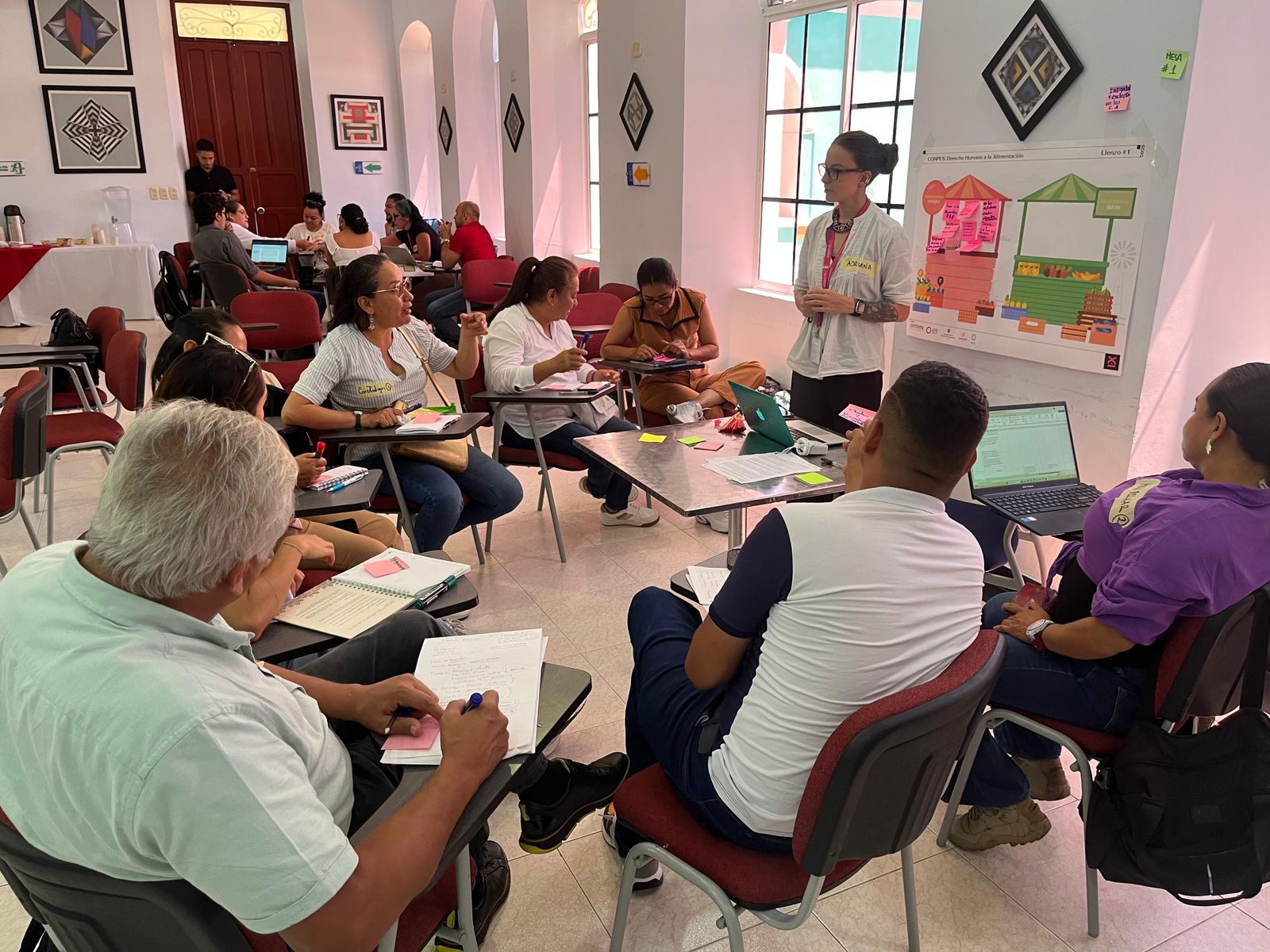 Grupo de personas se reune en salón durante los talleres de construcción del CONPES en Envigdo, Antioquia