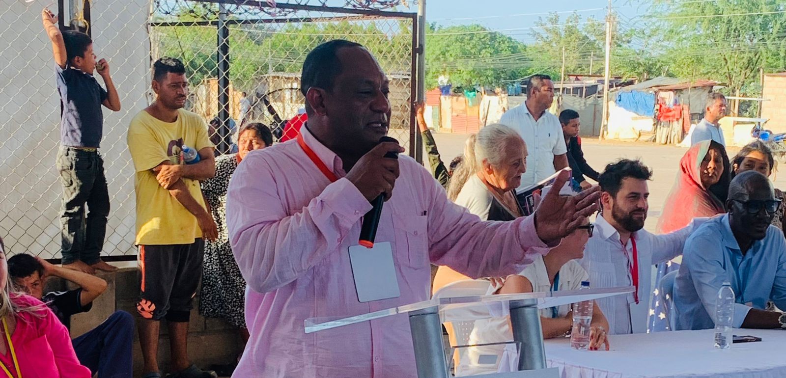 Plano medio del director de Población Migrante Luis Nazareno durante su intervención ante la comunidad migrante de La Pista