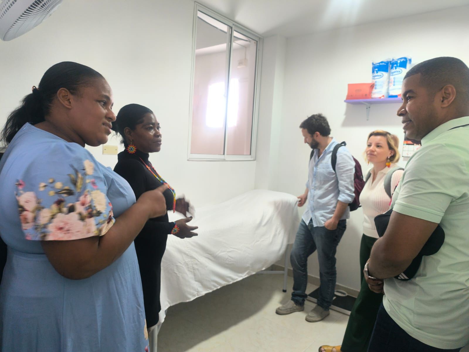 El viceministro Pablo Pardo y la directora de Cuidado, Natalia Moreno, visitan la Casa de la Partería en la secretaría de salud de Quindo. En la foto aparecen de pie acompñañados de parteras y funcionarios de la alcaldía