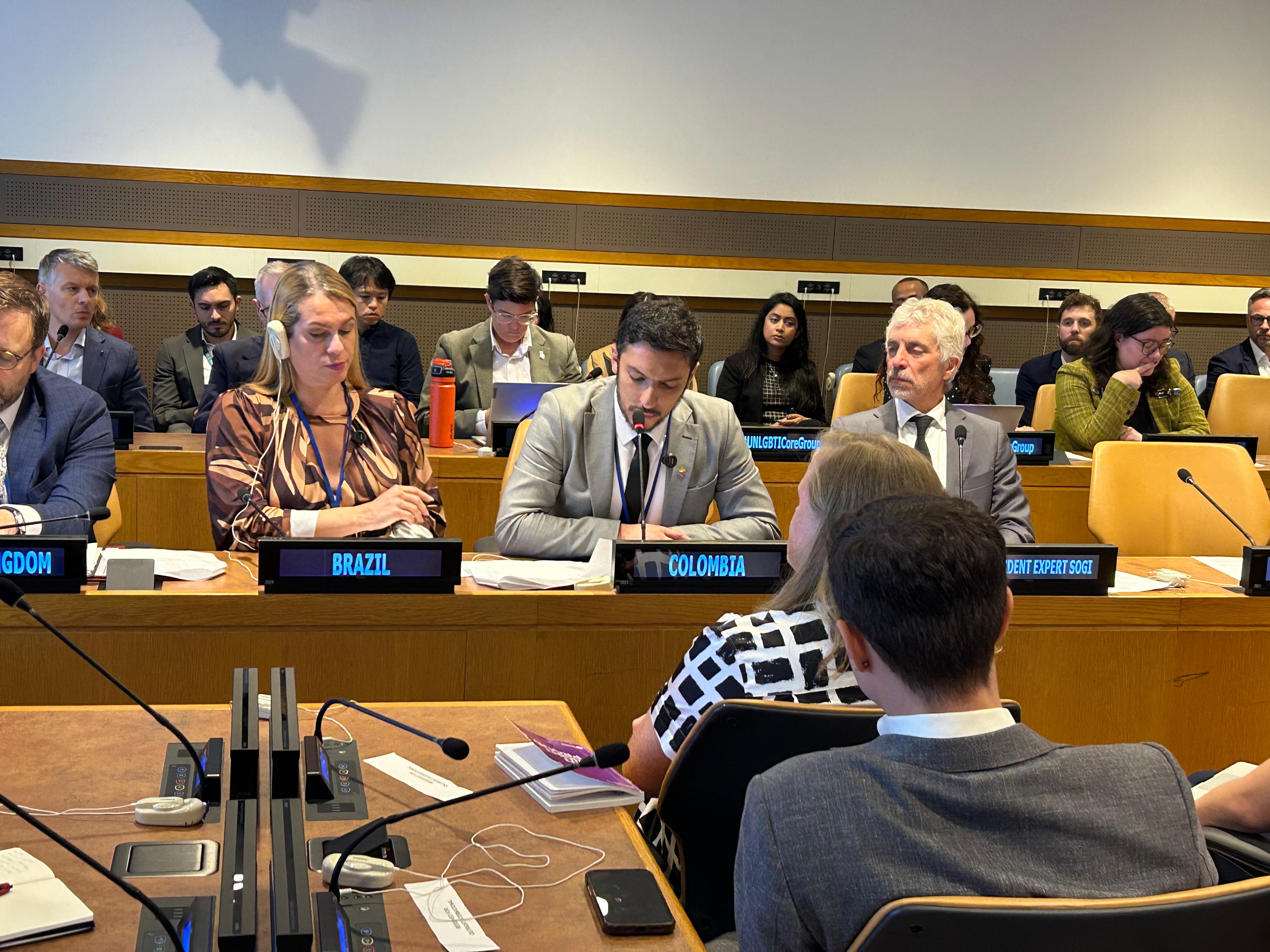 Plano medio del ministro Florián Silva en la curul de Colombia en plenaria de la ONU en Nueva York