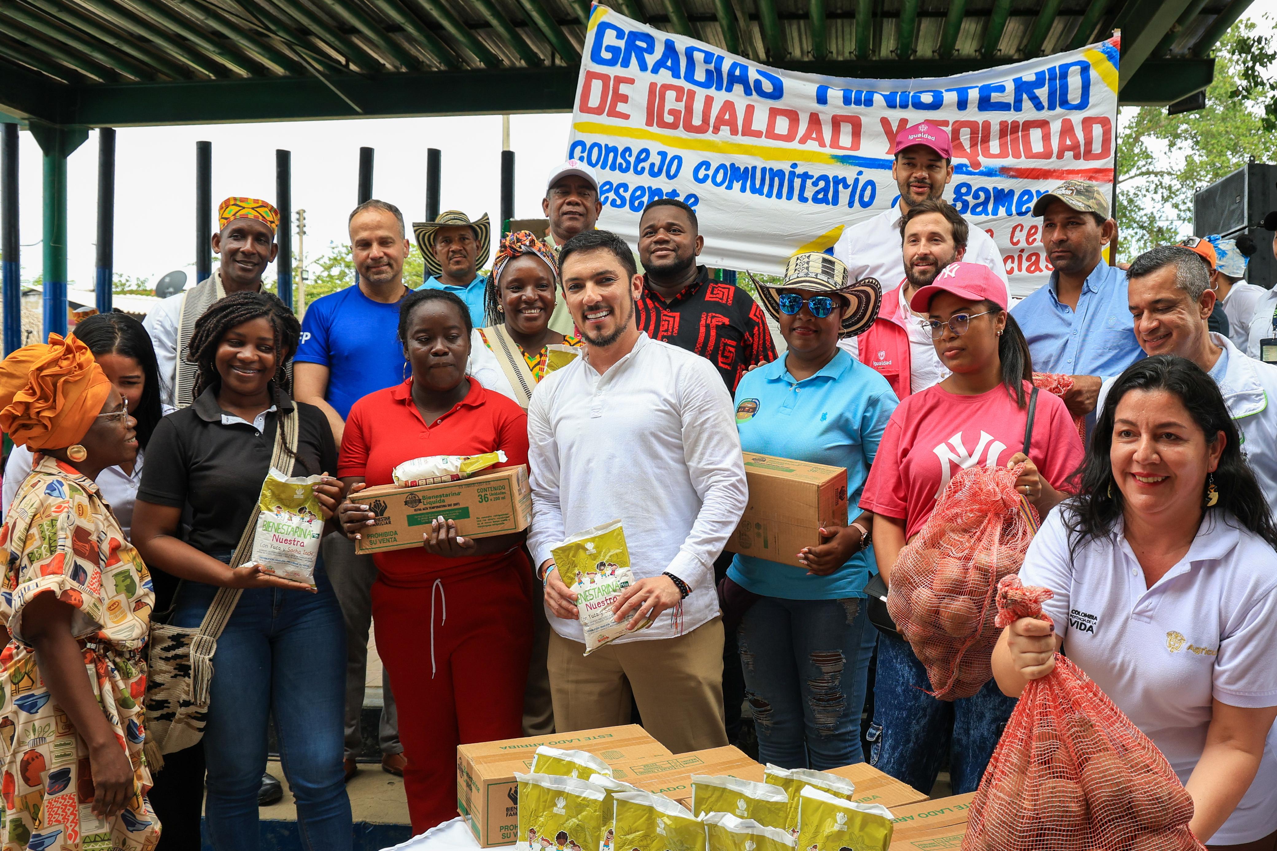 Ministro Florián acompañado por autoridades de Palenque, del gobierno nacional y cooperantes, entrega papa, leche y bienestarina a mujeres palenqueras