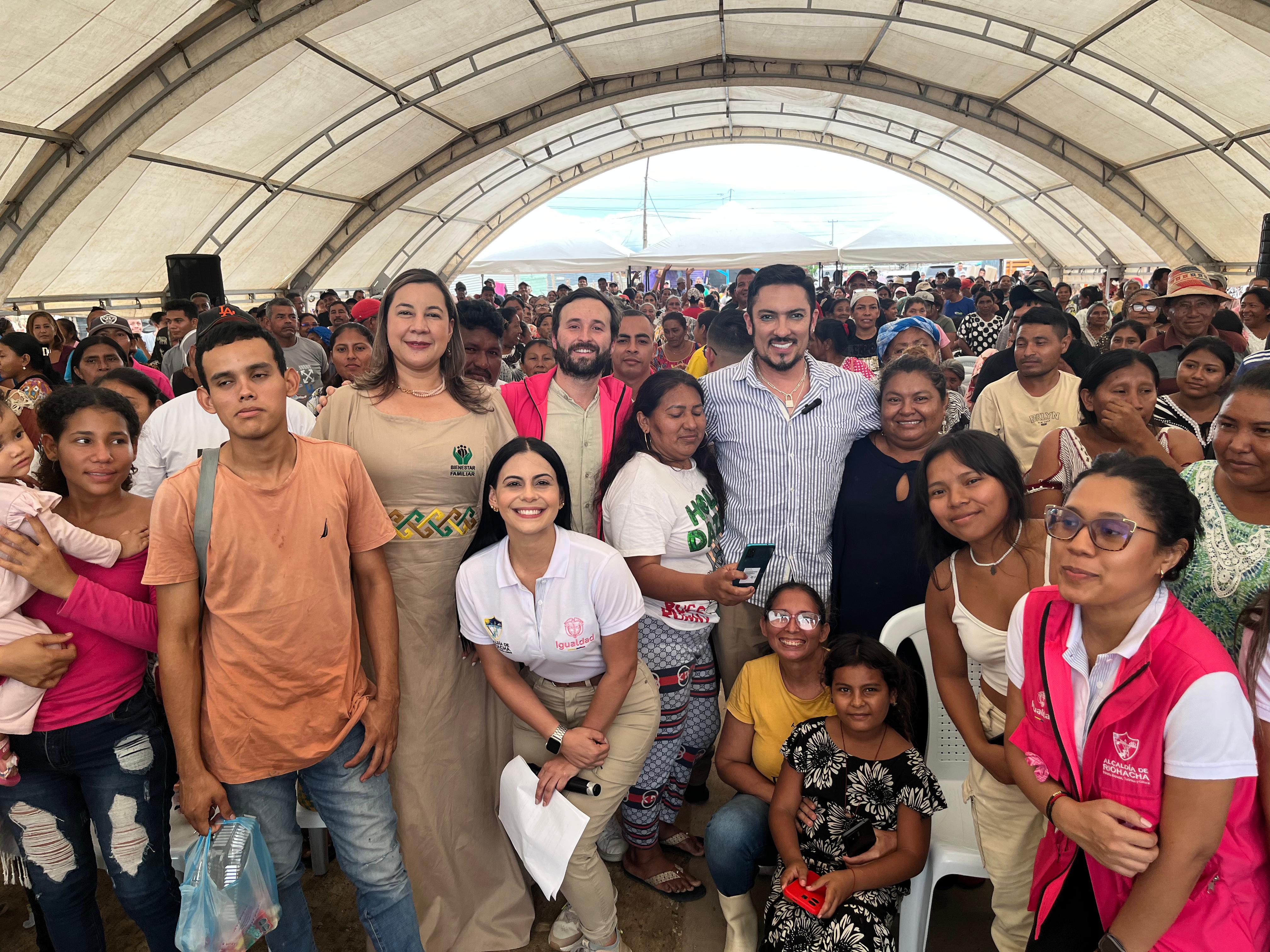 Plano general en tarima del ministro Florián acompañado del viceministro Pablo Pardo, su equipo de trabajo y comunidad. De fondo el publico asistente bajo una gran carpa