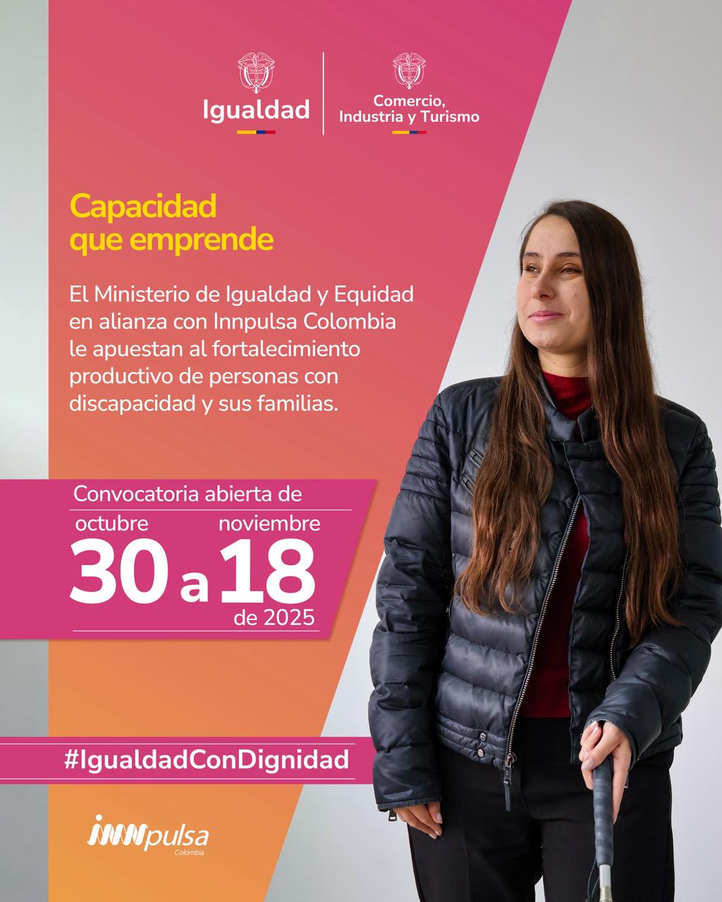 Joven mujer con discapacidad visual aparece de pie al lado de la informacion de la Convocatoria apoyada por InnPulsa