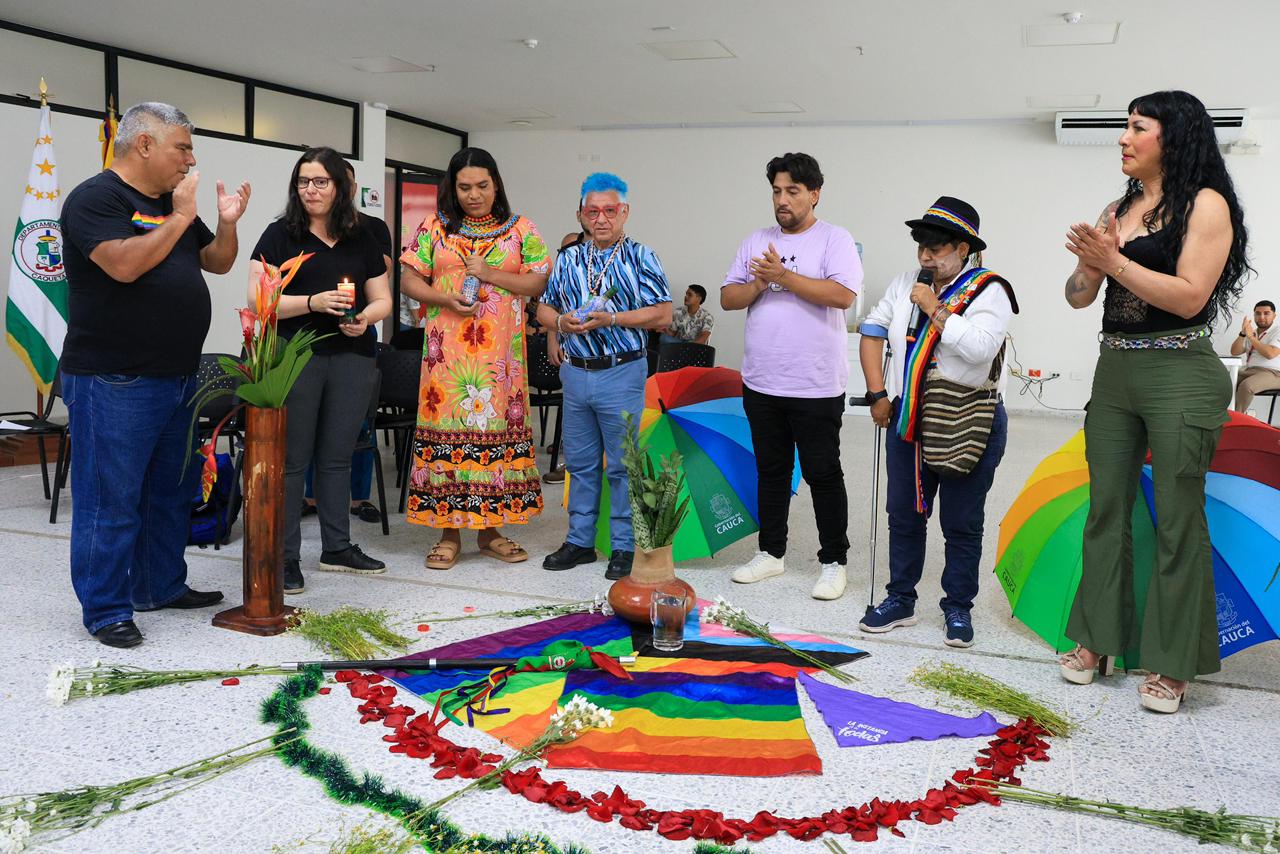 Grupo de personas LGBTIQ+ participa en ceremomia de armonización