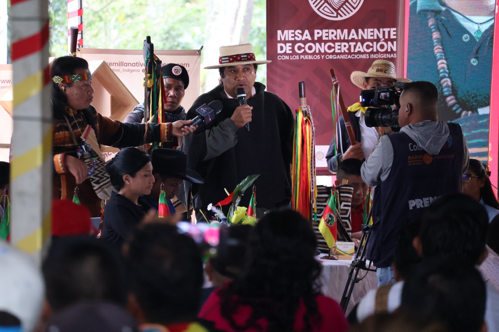 ministro de Igualdad y Equidad hablando por micrófono ante autoridades indígenas 