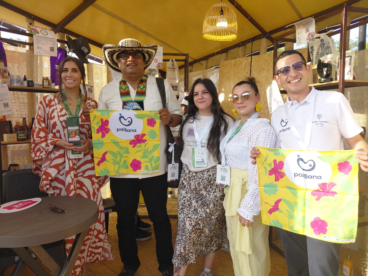 El ministro Lucho Acosta, de pie en stand de Paisana en Cartagena, acompañdo de funcionarias de esta iniciativa comercial de la Agencia de Renovación del Territorio