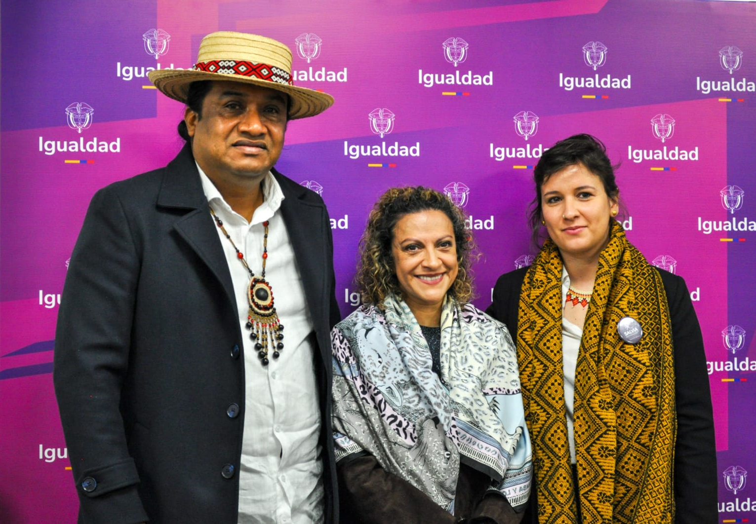 De izquierda a derecha: el ministro Lucho Acosta, la periodista Yineth Bedoya y la viceminisrta de las Mujetes Támara Ospina